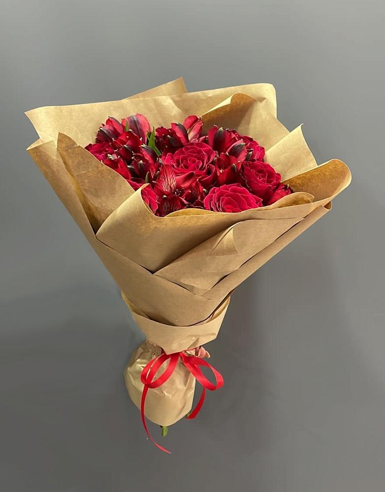 Букет цветов из: Альстромерии и Розы в Североуральске