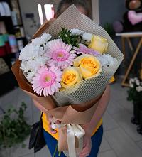 Букет цветов из:  Герберы, Розы и Хризантемы в Североуральске