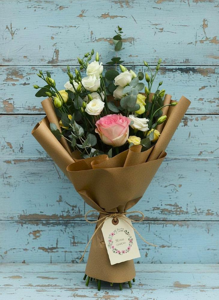 Букет цветов из: Розы и Лизиантусы в Североуральске