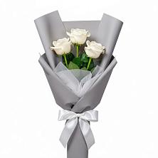 Букет 3 белые розы в Североуральске