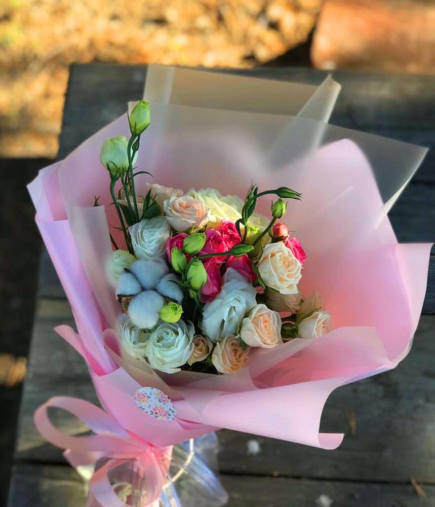 Букет цветов из: Розы и Лизиантусы в Североуральске