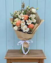 Букет цветов из:  Альстромерии, Лизиантусы, Розы и Хризантемы #REPLACE_PRED# Североуральске