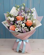 Букет цветов из:  Лизиантусы, Розы, Альстромерии и Гипсофила в Североуральске