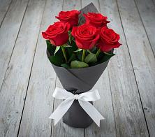 Букет 5 Красных роз Эдлесс Лав в Североуральске