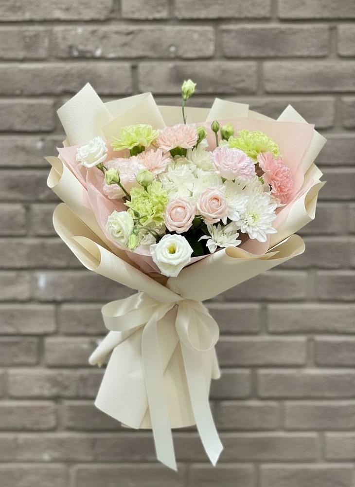 Букет цветов из: Гвоздики, Розы, Лизиантусы и Хризантемы в Североуральске