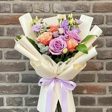Букет цветов из:  Лизиантусы и Розы в Североуральске