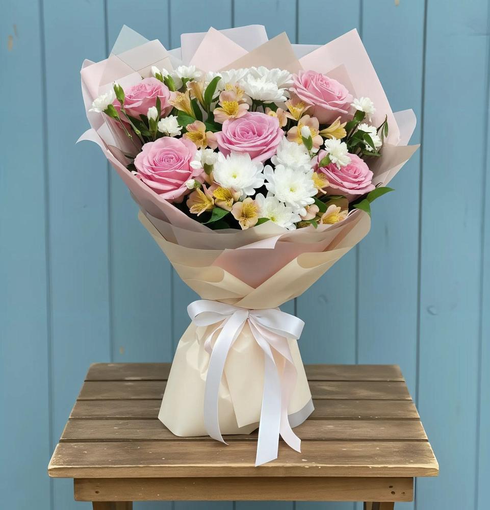 Букет цветов из: Гвоздики, Орхидеи и Розы в Североуральске