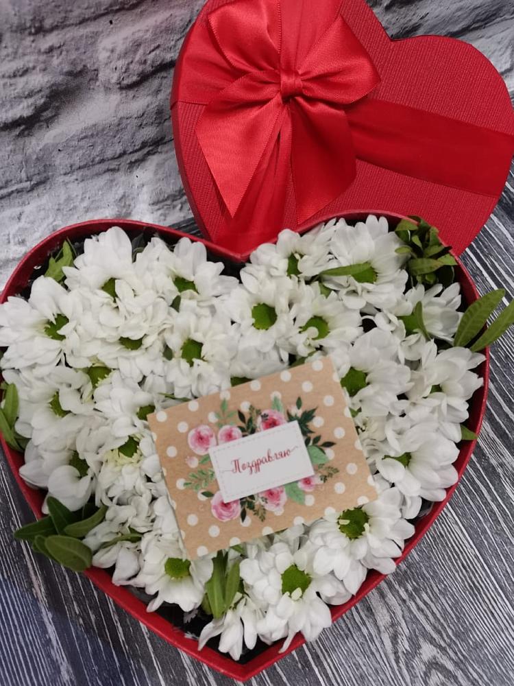 Цветочная композиция из Хризантемы в виде сердца в Североуральске