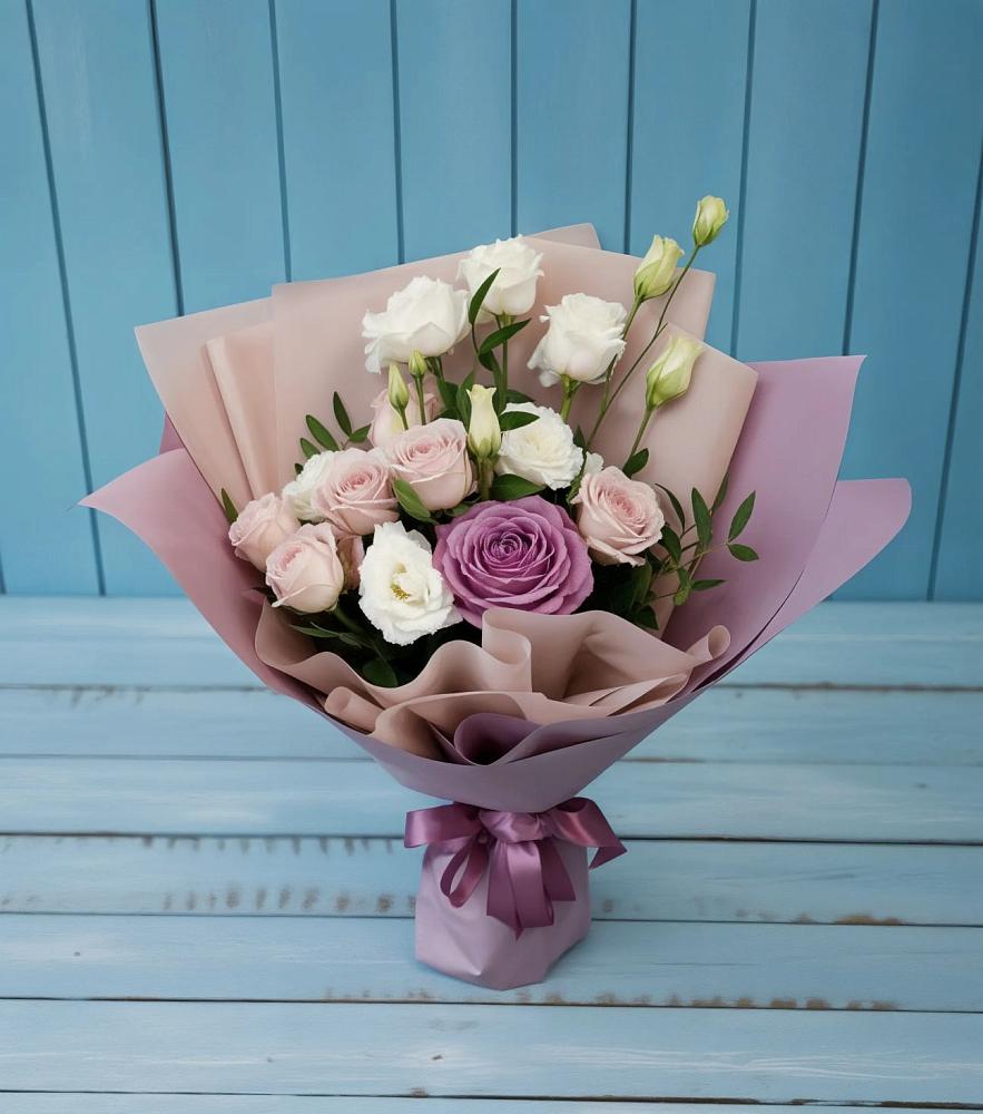 Букет цветов из: Розы и Лизиантусы в Североуральске